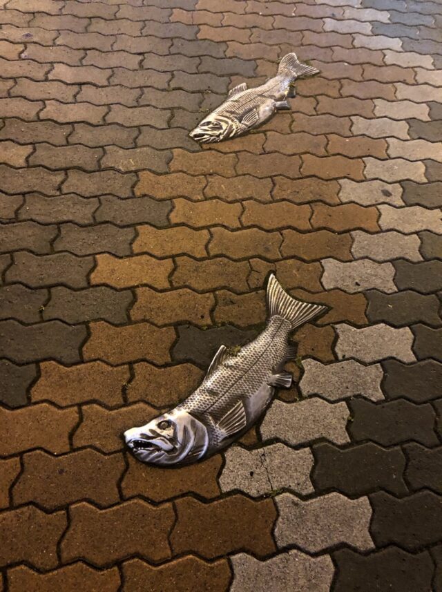歩道の魚オブジェ