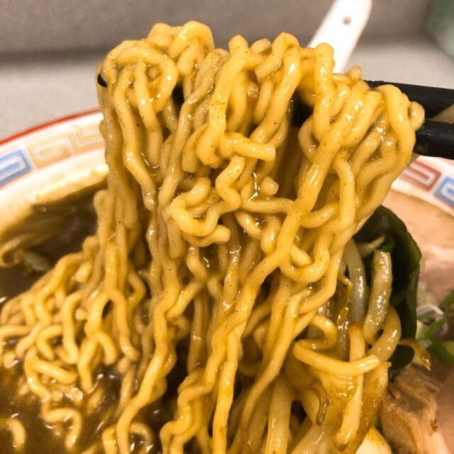 カレーラーメンの麺リフト