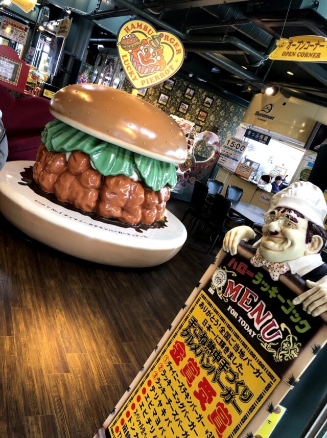 ラッキーピエロの巨大ハンバーガー像