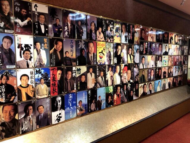 演歌レコードの壁