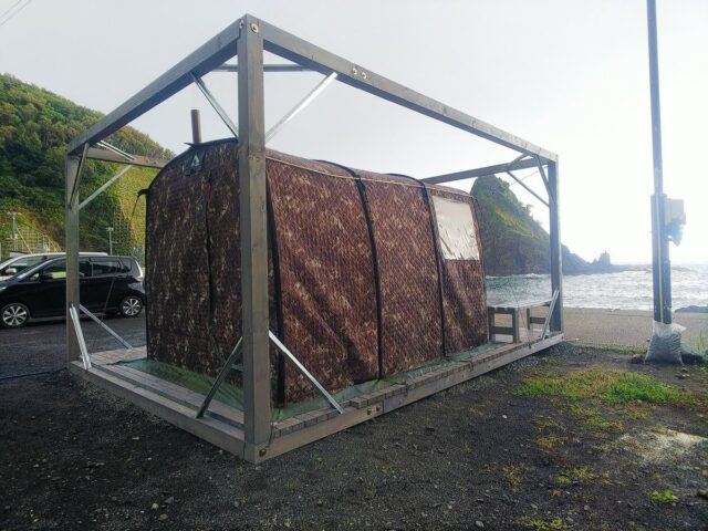 海沿いのテント