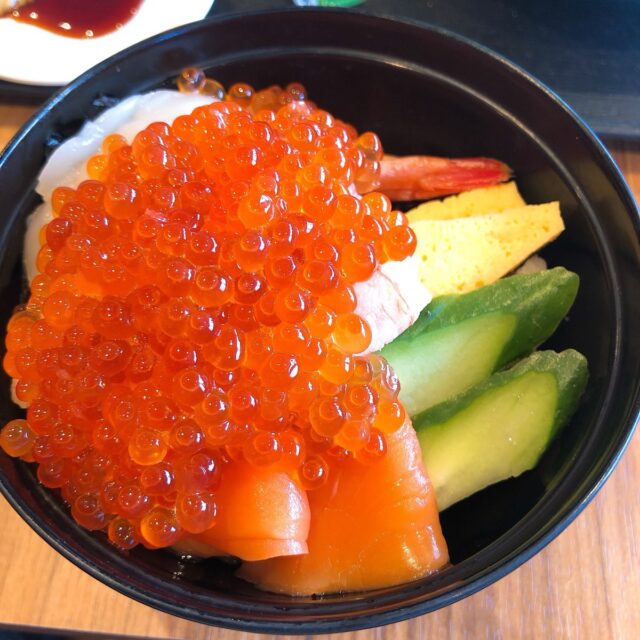 いくらサーモン丼