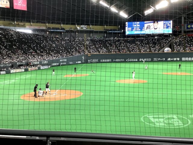 札幌ドームの試合風景1