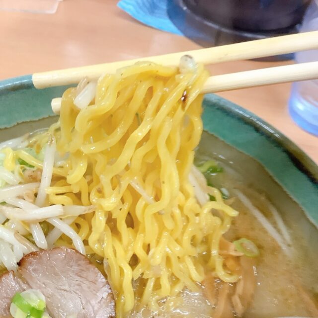味噌ラーメンの麺リフト