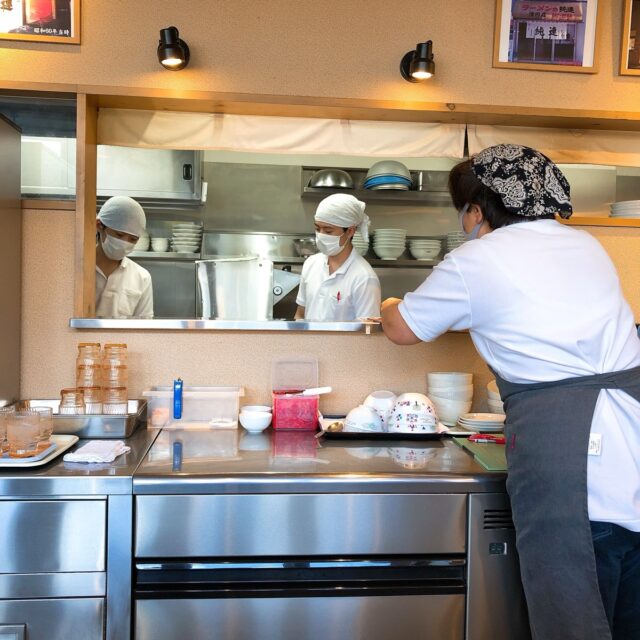 純連ラーメンの厨房