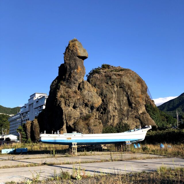 ゴジラ岩で記念撮影