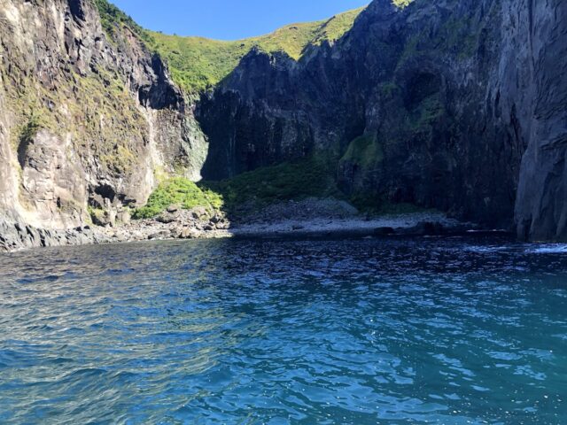 知床の断崖絶壁