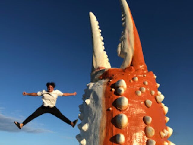 カニの爪オブジェと記念撮影