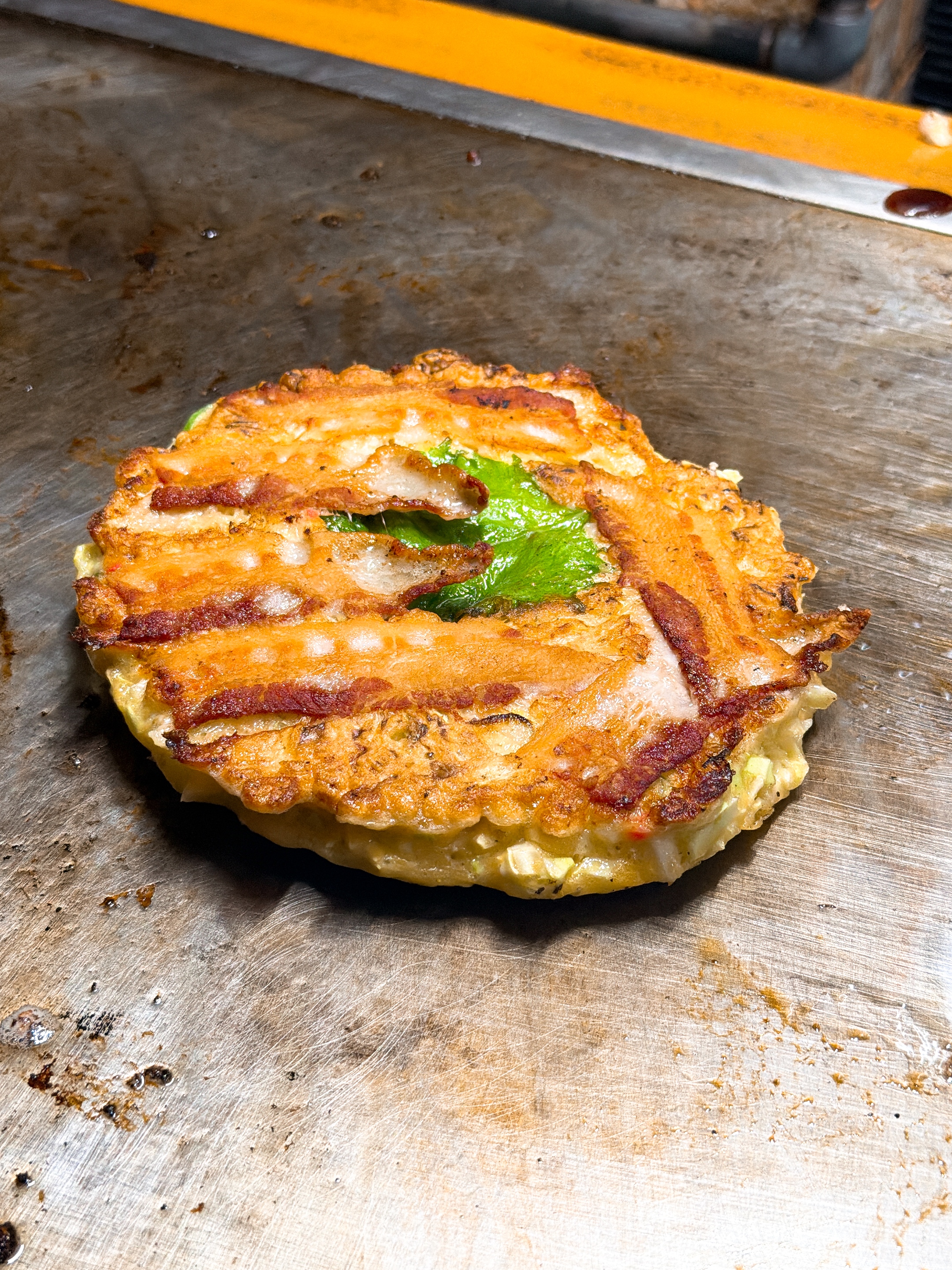 お好み焼きじ 豚玉 裏返し 豚バラ 大葉