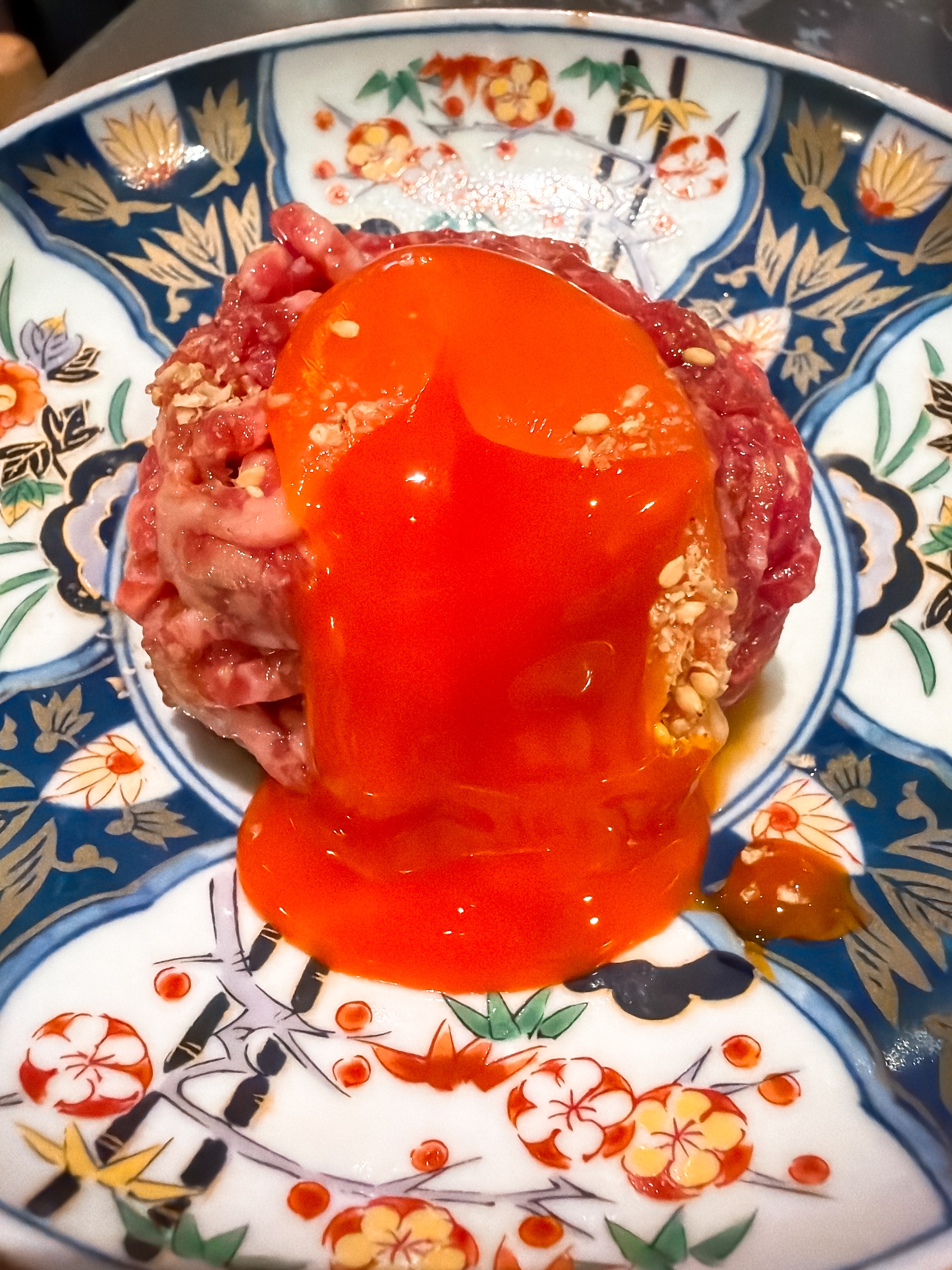 肉どうし 裏難波店 和牛ユッケ 卵黄崩し