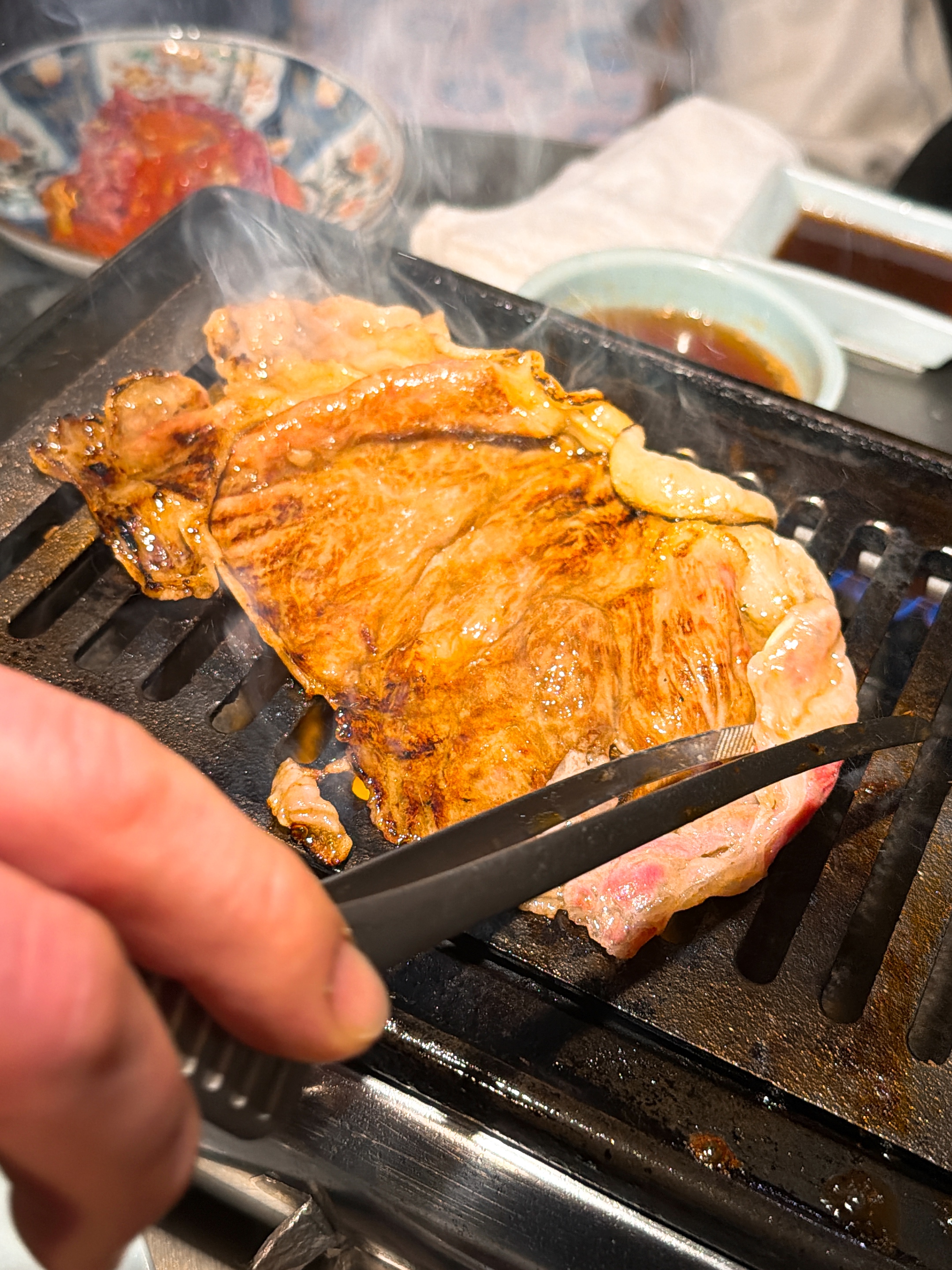 肉どうし 裏難波店 サービスサーロイン プロが焼いている