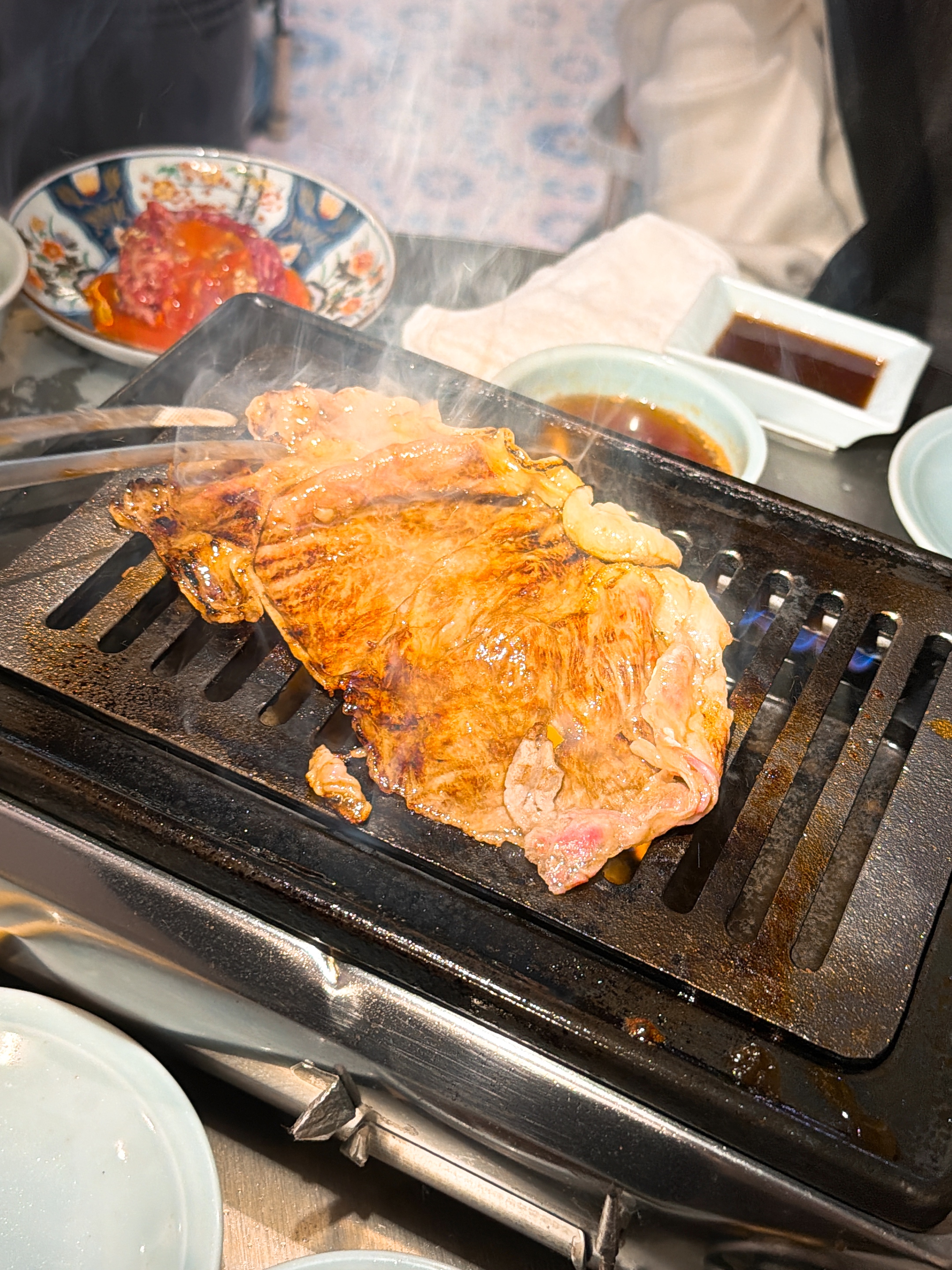 肉どうし 裏難波店 サービスサーロイン 焼き