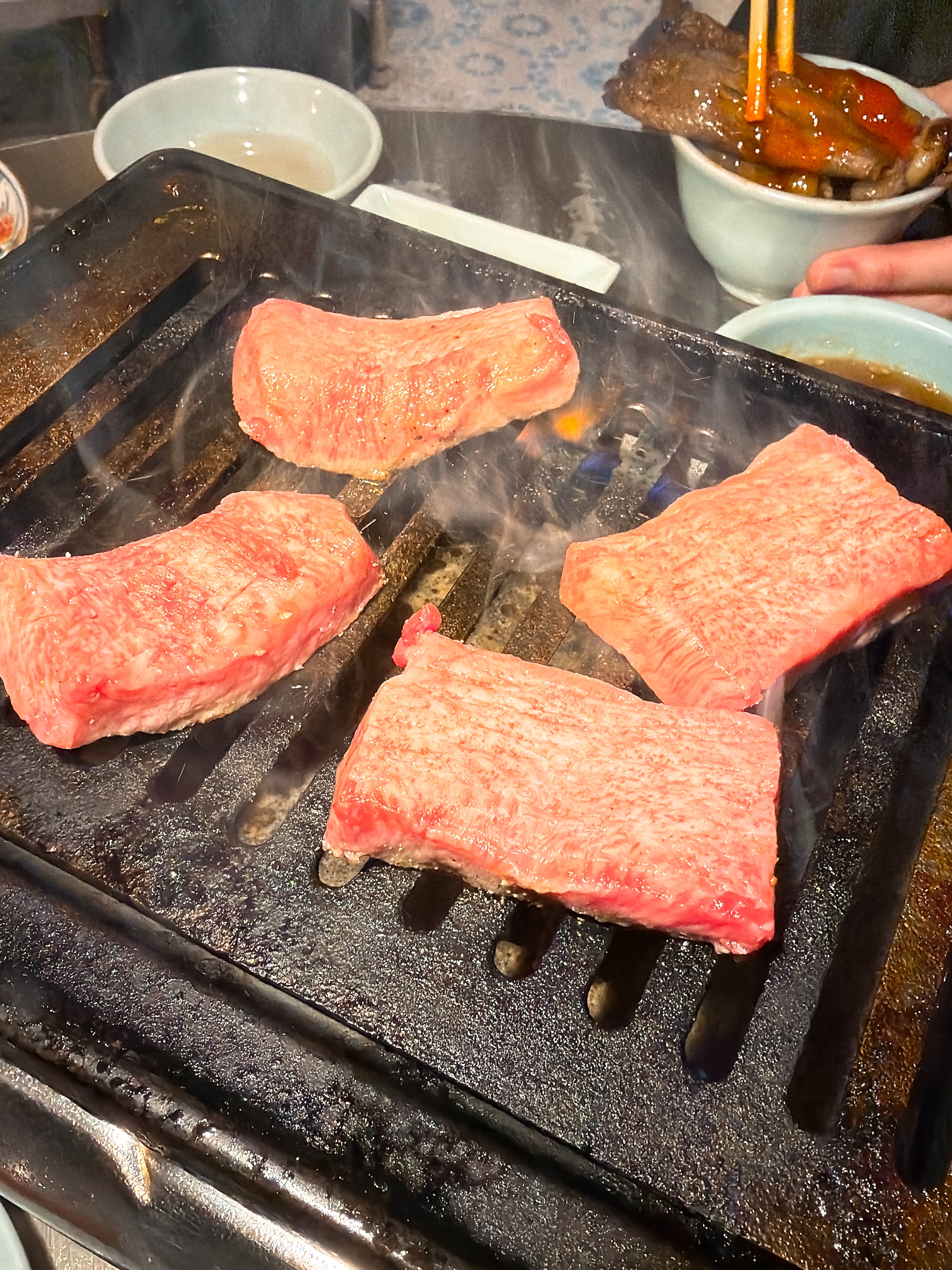 肉どうし 裏難波店 厚切り上塩タン 焼き中