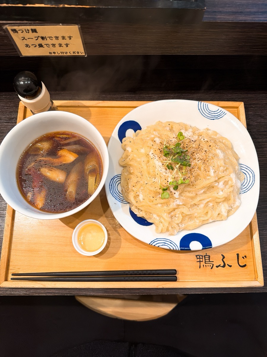 鴨ふじ とろろ鴨つけ麺 全体 木のトレー つけ汁と麺