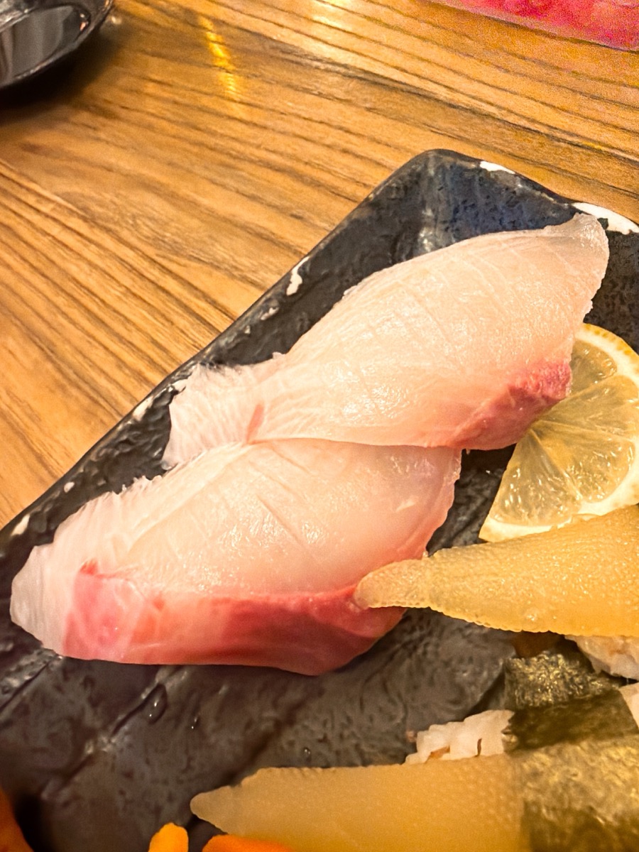 どでか寿司 白身魚の大きな握り2貫