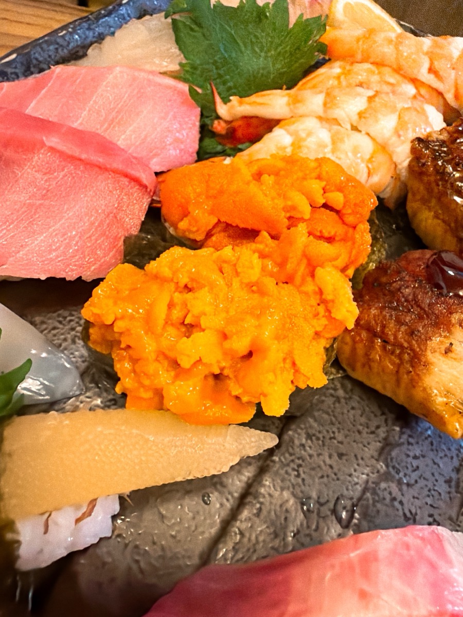 どでか寿司 ウニ・マグロのアップ