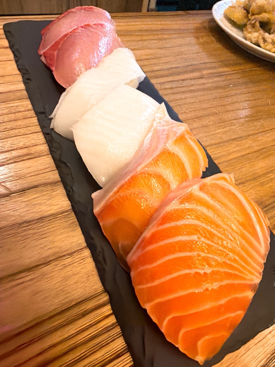 どでか寿司 どでか握り3貫 サーモン・白身・マグロ