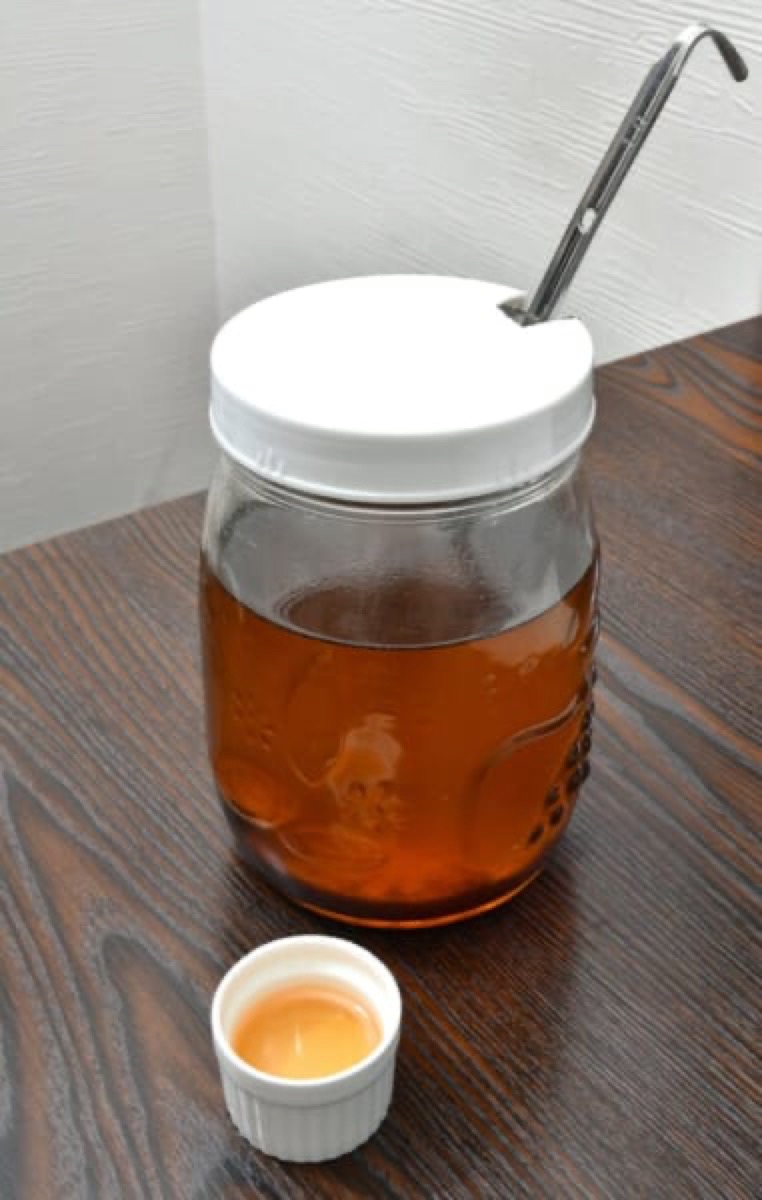 鴨ふじ 鴨油 大きな瓶と小皿 琥珀色