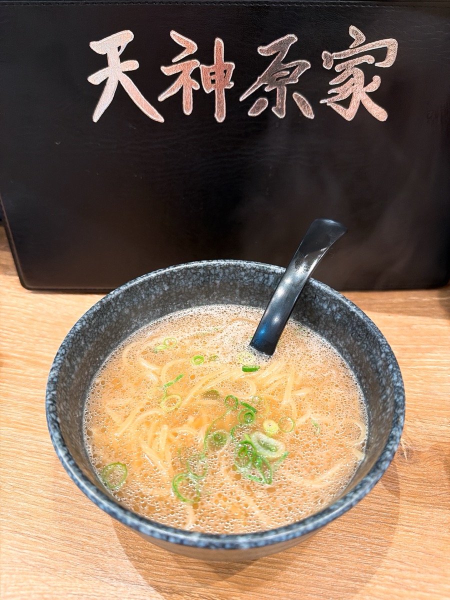鳥貴族 天神原家 〆のラーメン 鶏白湯スープ 細麺 小ねぎ 屋号プレート背景