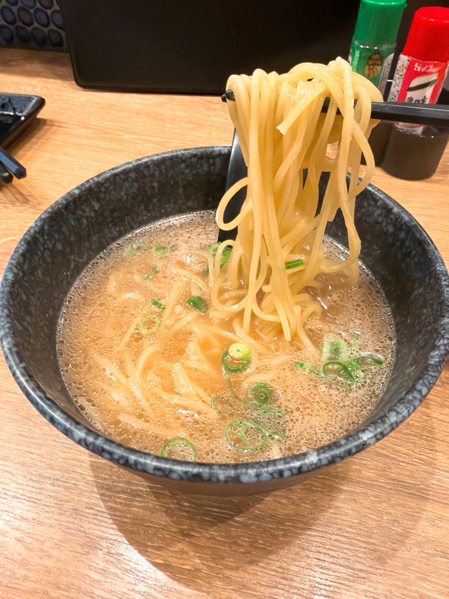 鳥貴族 天神原家 ラーメン 麺リフト 鶏白湯スープ 細麺持ち上げ
