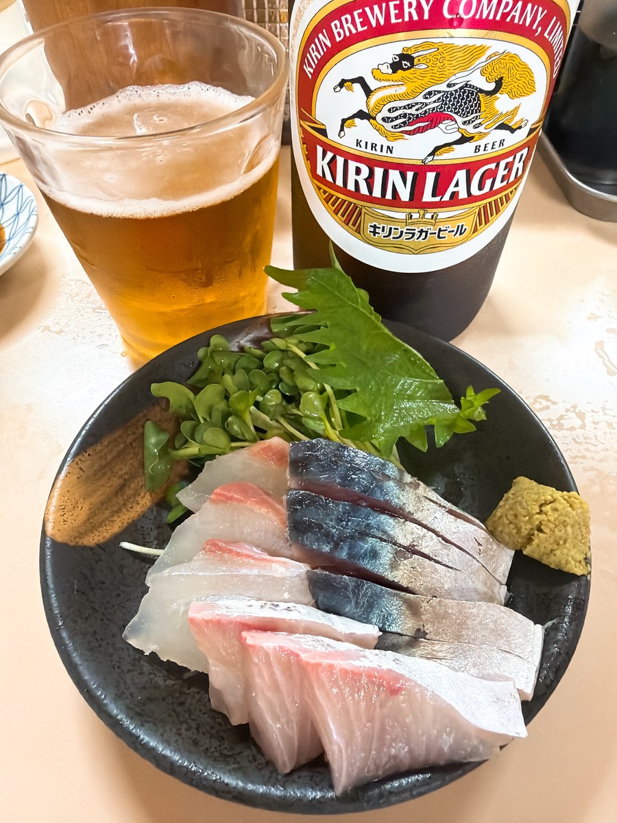 立呑み処 呑べえ 明石 刺身 平目 締め鯖 造り盛り合わせ 黒い小鉢 かいわれ 大葉 わさび キリンラガー大瓶