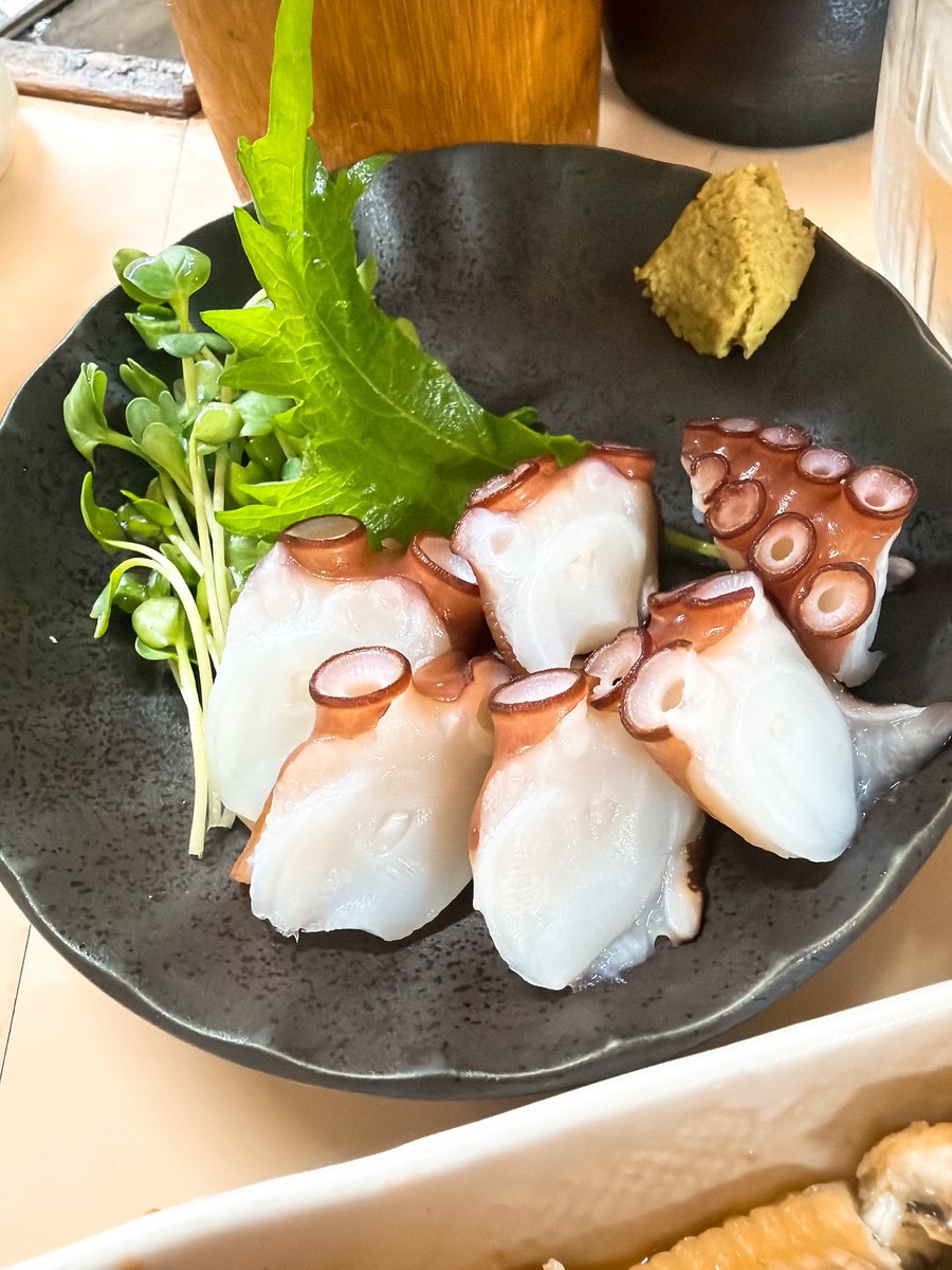 立呑み処 呑べえ 明石だこ 造り 茹でダコ 刺身 黒い鉢 吸盤 かいわれ 大葉 からし 明石名物