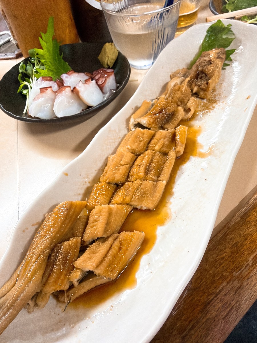 立呑み処 呑べえ 明石 煮穴子 アナゴ 細長い白皿 照りのあるタレ ふっくら 明石の海の幸