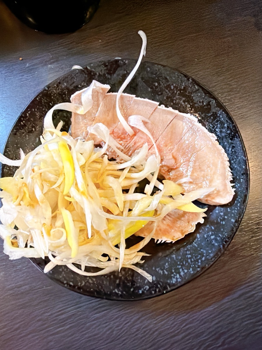 もつ焼き 独歩 天満店 茹でタン薄切り 白ねぎ大葉 黒い皿 関東風薬味 大阪天満