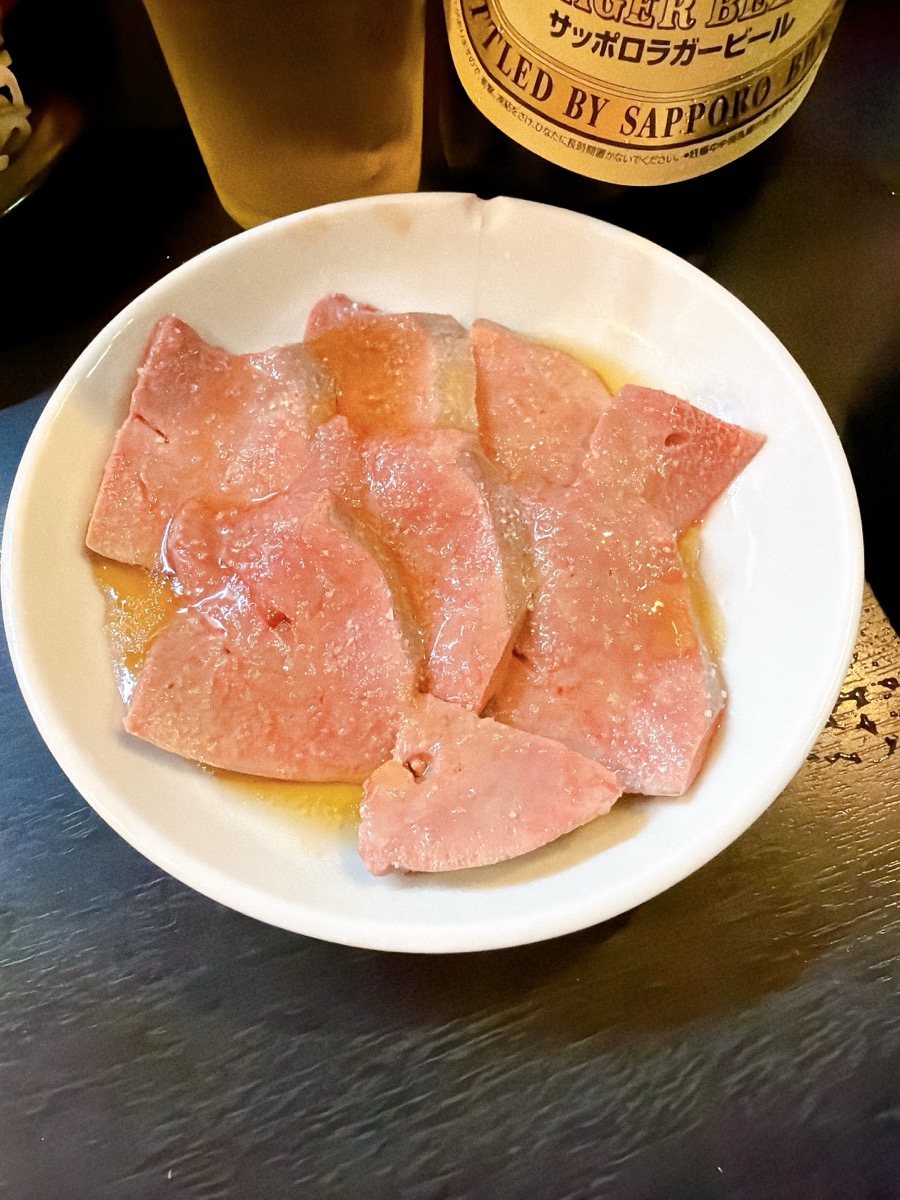 もつ焼き 独歩 天満店 タン塩 ピンク 薄切り 白い小皿 塩ダレ