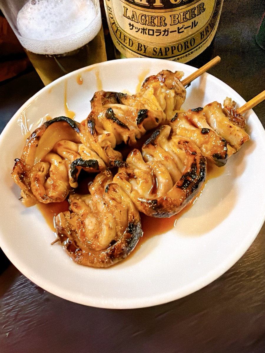 もつ焼き 独歩 天満店 しろ アップ 豚小腸 タレ照り 焦げ目 香ばしい