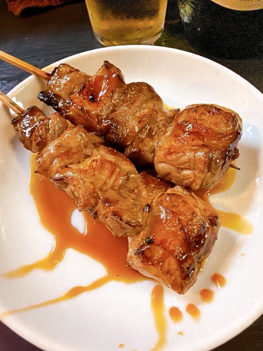 もつ焼き 独歩 天満店 豚肉串 タレ焼き カシラ 飴色 照り 白い丸皿