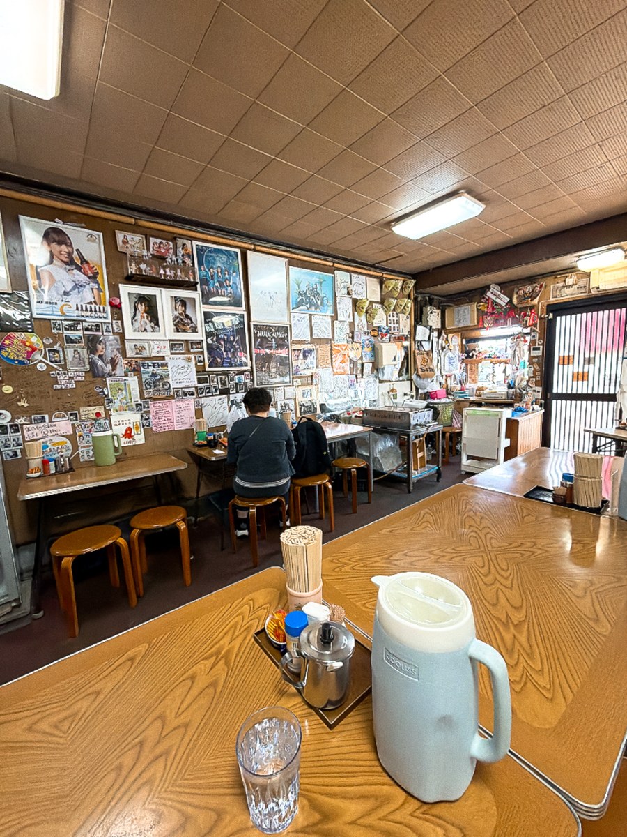 本家きむらや 明石 店内 昭和レトロ 木目テーブル 丸椅子 芸能人サイン 写真 給水ポット 明石焼き老舗