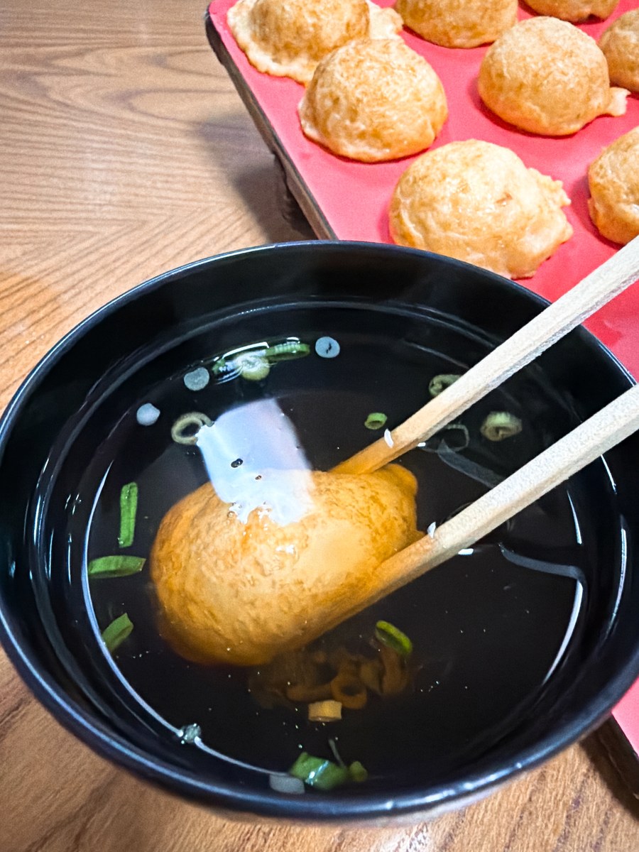 本家きむらや 明石焼き 出汁 だし 三つ葉 ネギ 黒い椀 玉子焼を浸す 明石焼きの食べ方