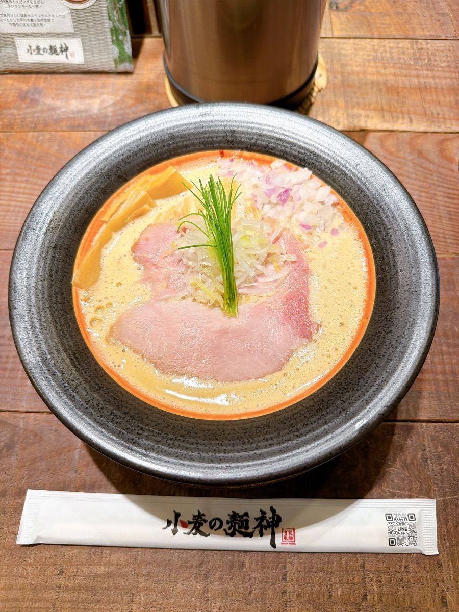 小麦の麺神 大阪鶏白湯 オレンジ縁取り黒丼 クリーミー泡スープ レアチャーシュー 箸袋ロゴ