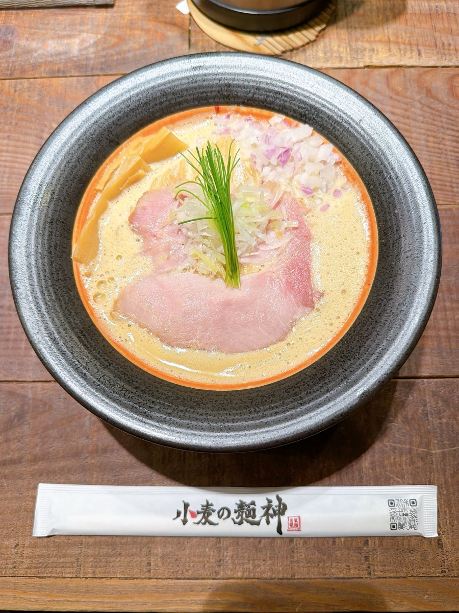 小麦の麺神 大阪鶏白湯 真上から 鶏白湯スープ 泡 メンマ 玉ねぎ 白ねぎ