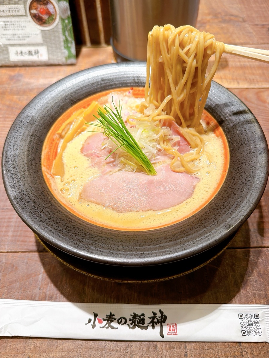 小麦の麺神 大阪鶏白湯 麺リフト 自家製ストレート麺 北海道産小麦 春よ恋