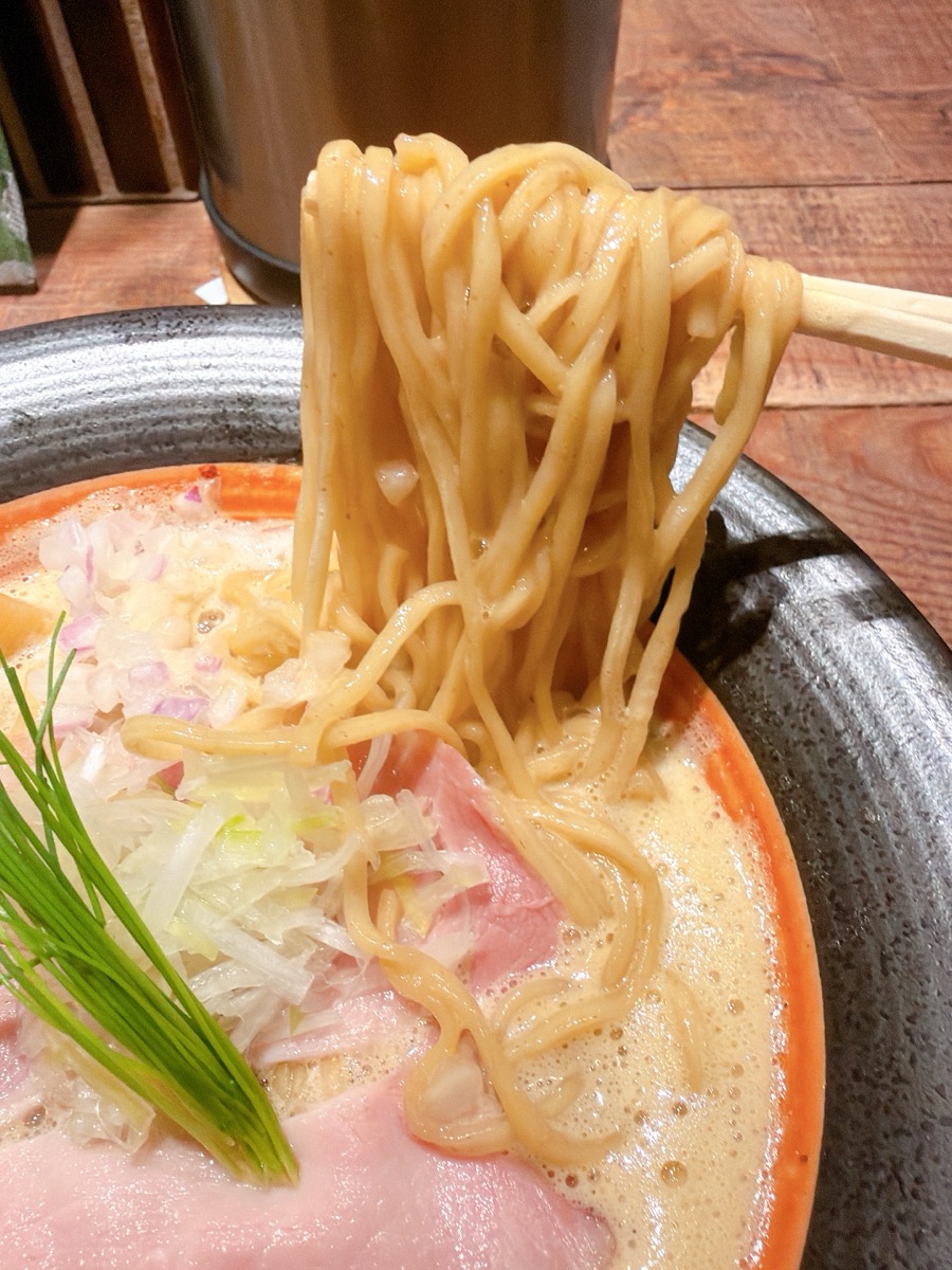小麦の麺神 自家製麺 アップ 中太ストレート 春よ恋 鶏白湯絡む