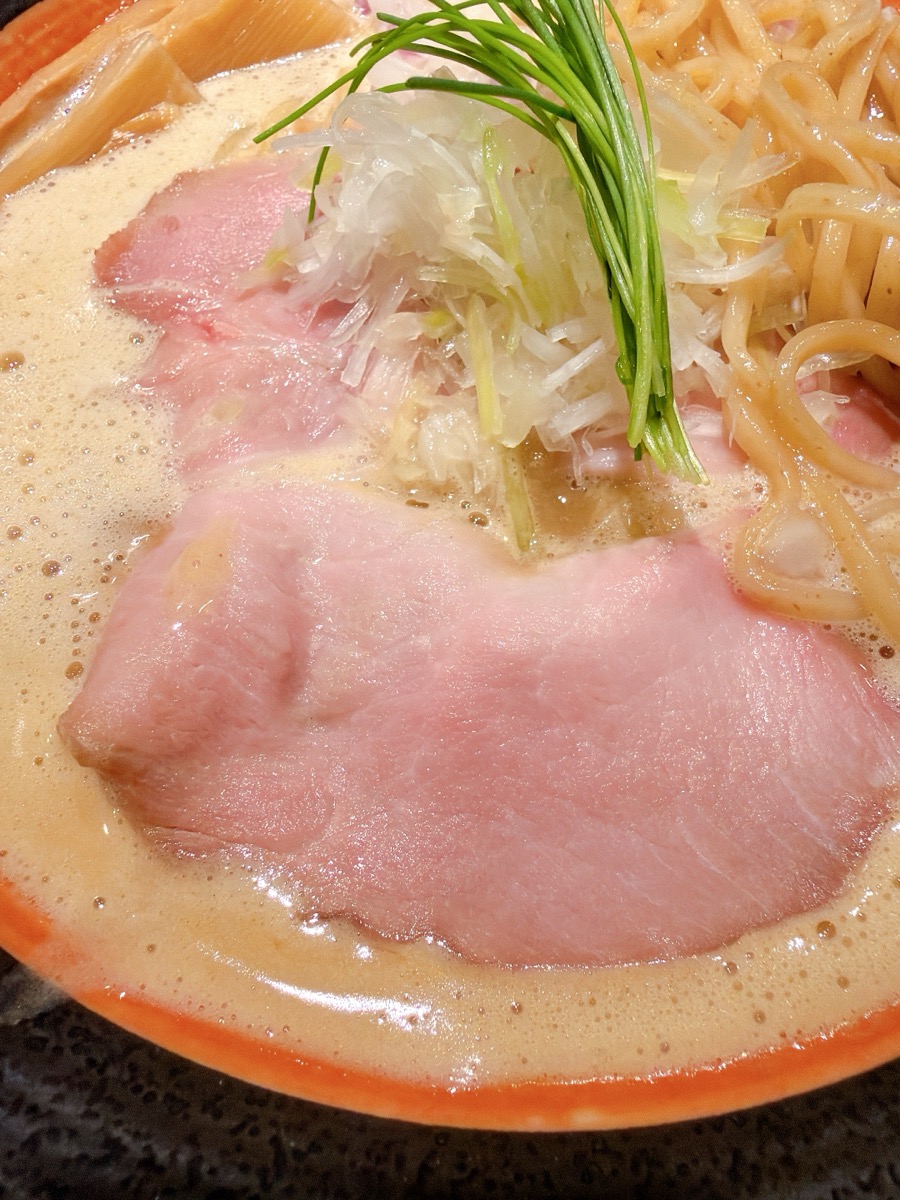 小麦の麺神 鶏白湯 レアチャーシュー アップ ピンク 鶏むね 低温調理 玉ねぎ 香味野菜