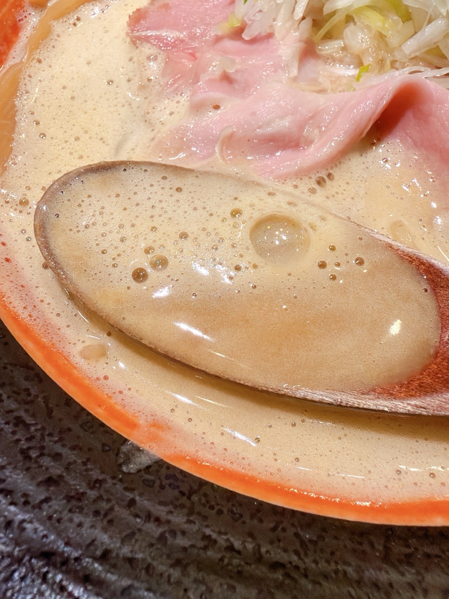 小麦の麺神 大阪鶏白湯 スープれんげアップ クリーミー泡 鶏白湯