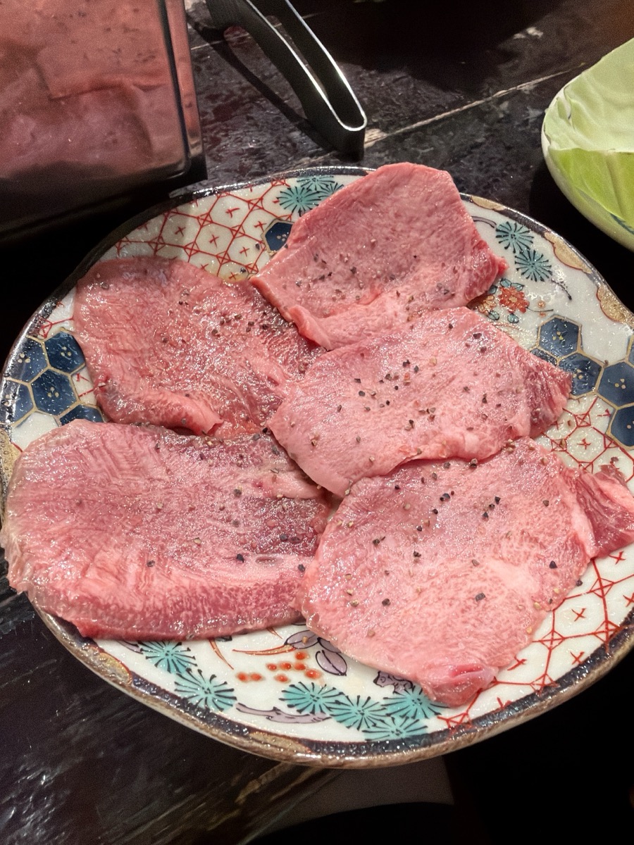 成翠園の塩タン ピンク色厚切り5枚 塩胡椒下味 伊万里風和柄皿 雌牛黒毛和牛