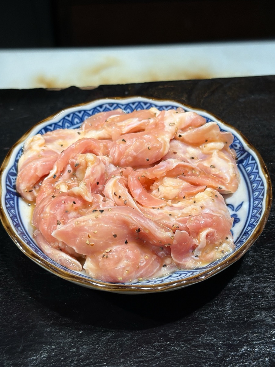 鶏セセリ 首肉 塩胡椒下味 和柄小皿 成翠園 雑食焼肉メニュー