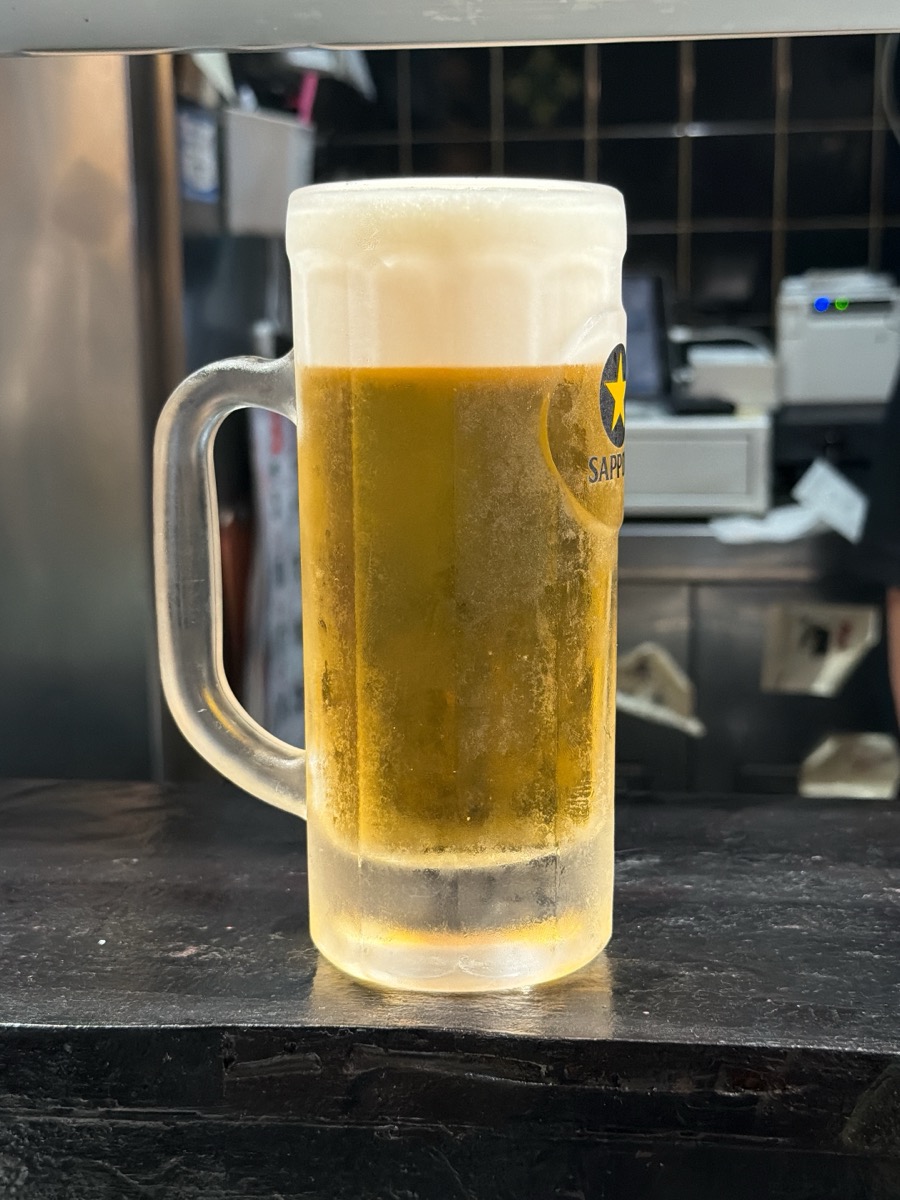 SAPPORO生ビール 中ジョッキ 黄金色 白い泡 焼肉成翠園 大阪天五中崎店