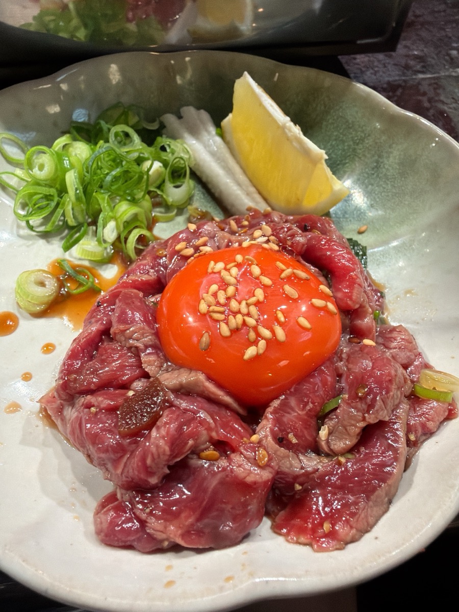 和牛炙りユッケ風 卵黄 刻みネギ 白ごま レモン にんにくスライス 雌牛黒毛和牛 成翠園