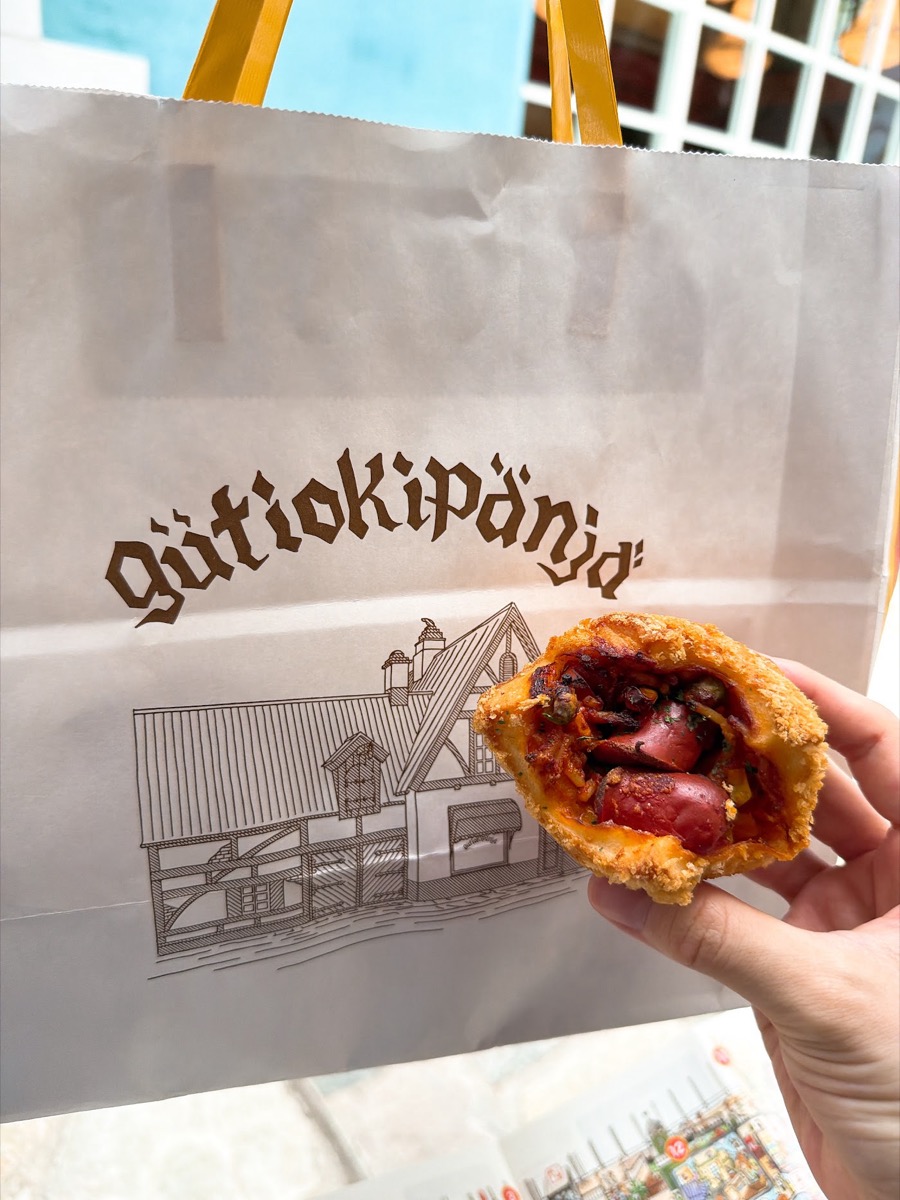 グーチョキパン屋のナポリタンの断面 トマトソースの具材ともっちりした生地