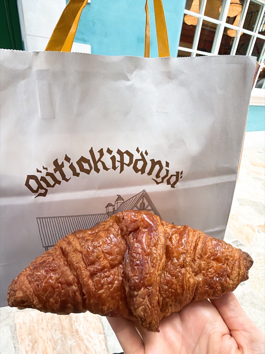 ジブリパーク グーチョキパン屋のクロワッサン 飴色の照り Gütiokipänjäの紙袋