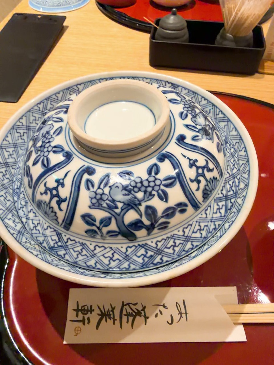 あつた蓬莱軒 松坂屋店のうなぎ丼 藍色の染付模様の蓋付き丼 あつた蓬莱軒の箸袋 朱塗りの膳