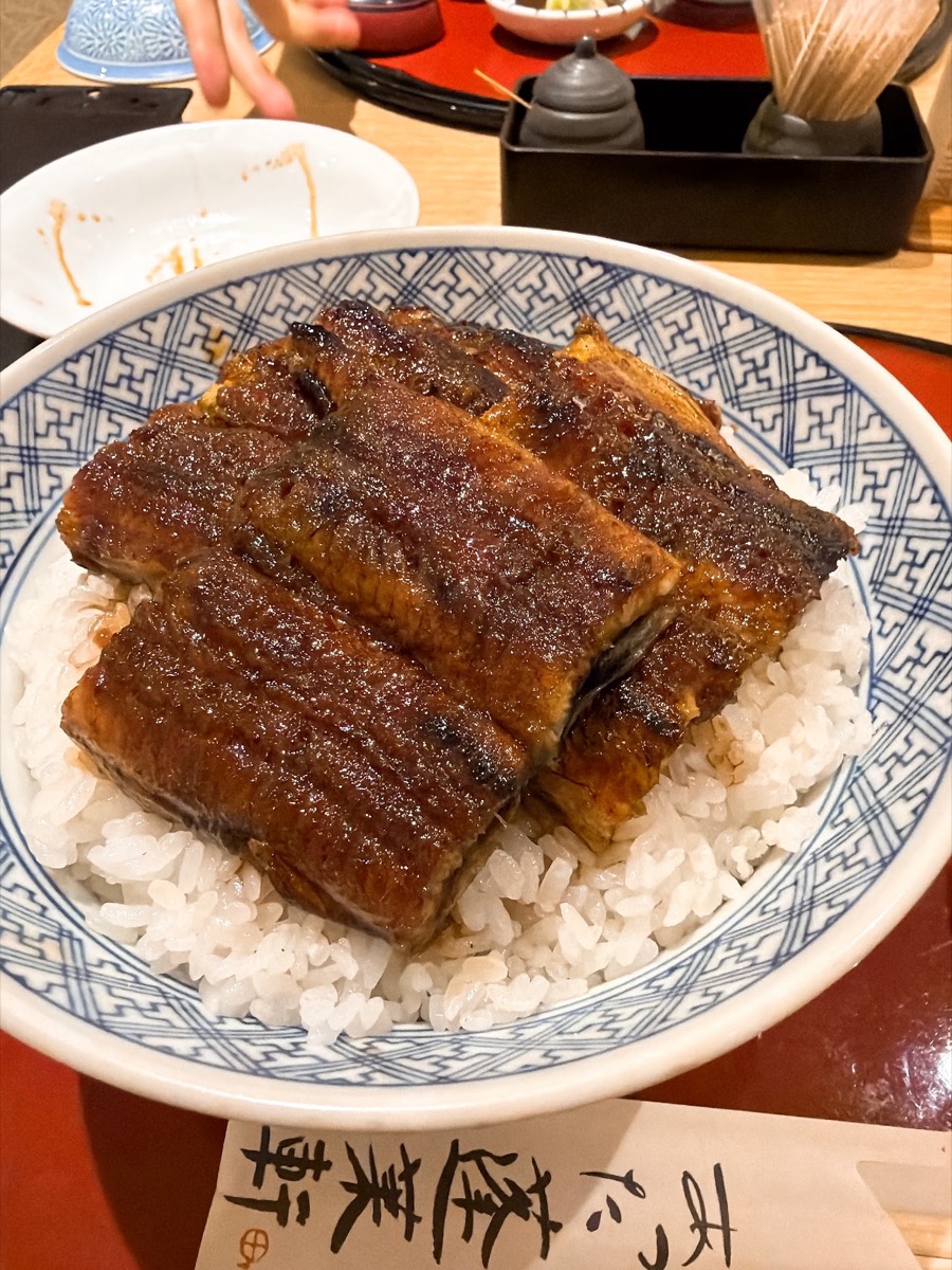 あつた蓬莱軒 松坂屋店のうなぎ丼 飴色の蒲焼がご飯を覆う 染付の丼