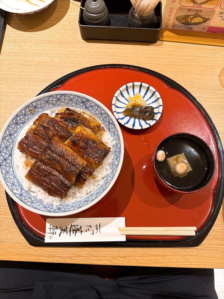 あつた蓬莱軒 松坂屋店のうなぎ丼のお膳 うなぎ丼 肝吸い 香の物 朱塗りの膳
