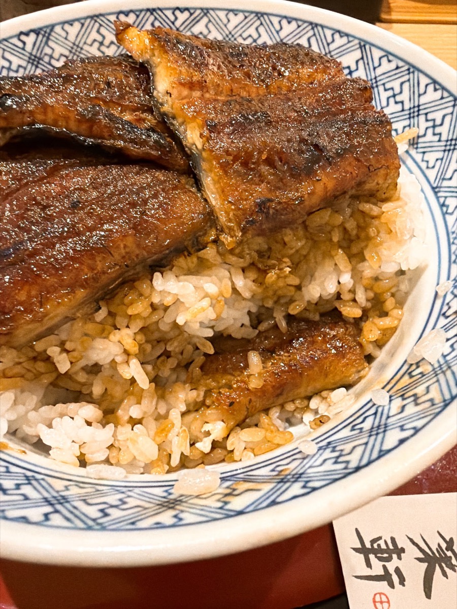 あつた蓬莱軒のうなぎ蒲焼のアップ パリッと焼けた皮目とタレの照り
