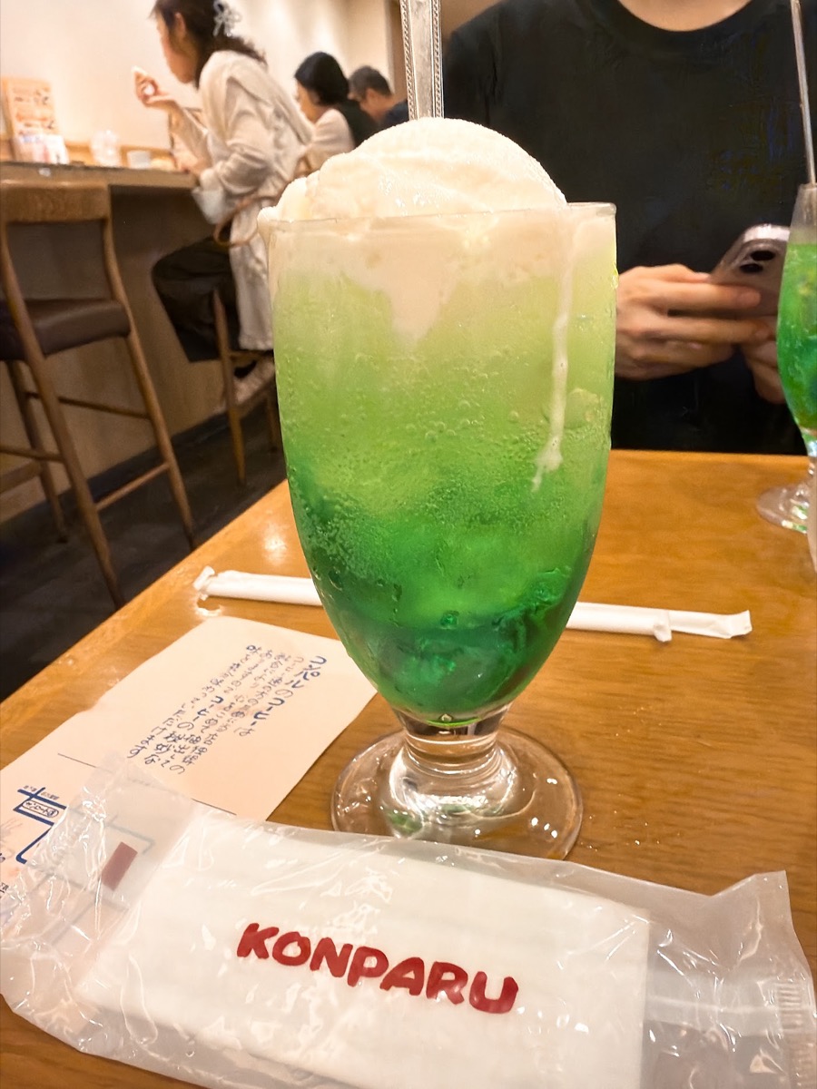 コンパル サンロード店のクリームソーダのアップ 炭酸の気泡とソフトクリームの渦